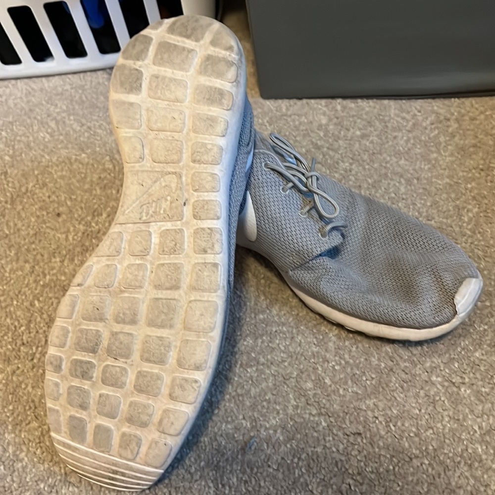 Nike Roche Shoes - Picture 3 of 4
